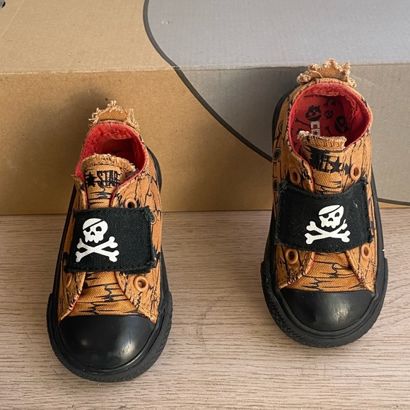 Converse Chuck Taylor Skull & Crossbones Toddler Sneakers- SZ 5 C - Picture 10 of 12